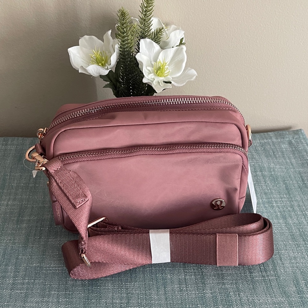 NWT-lululemon athletica mauve-pink crossbody bag with rose gold logo - Picture 2 of 11